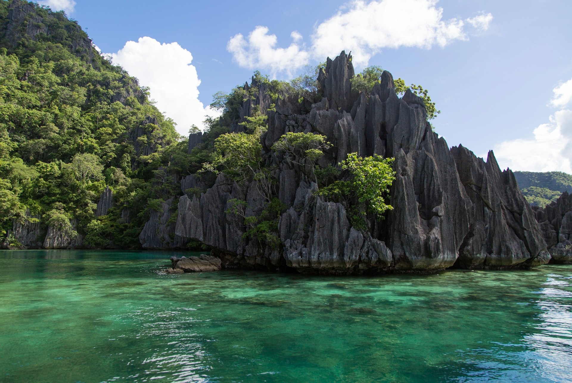 Eau claire et parois calcaires à Twin Lagoon, Coron