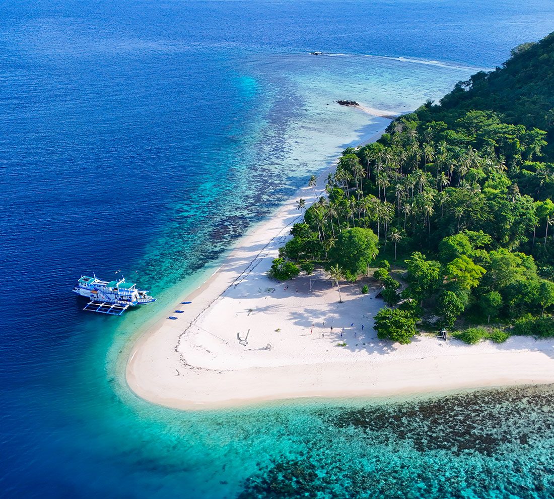 Île boisée prolongée par un banc de sable, bangka mouillée au large, entre El Nido et Coron
