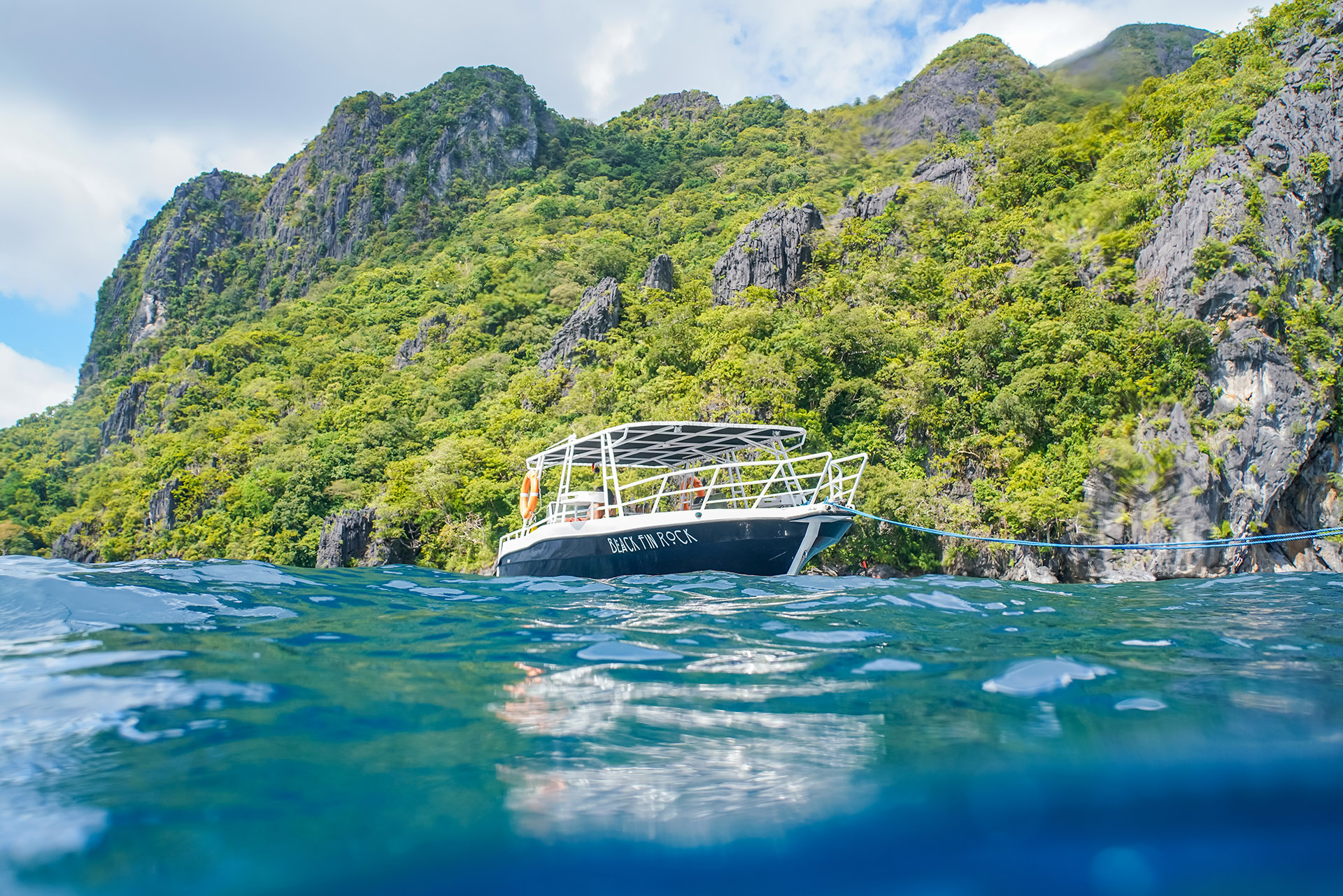 Bateau devant une île calcaire boisée, El Nido
