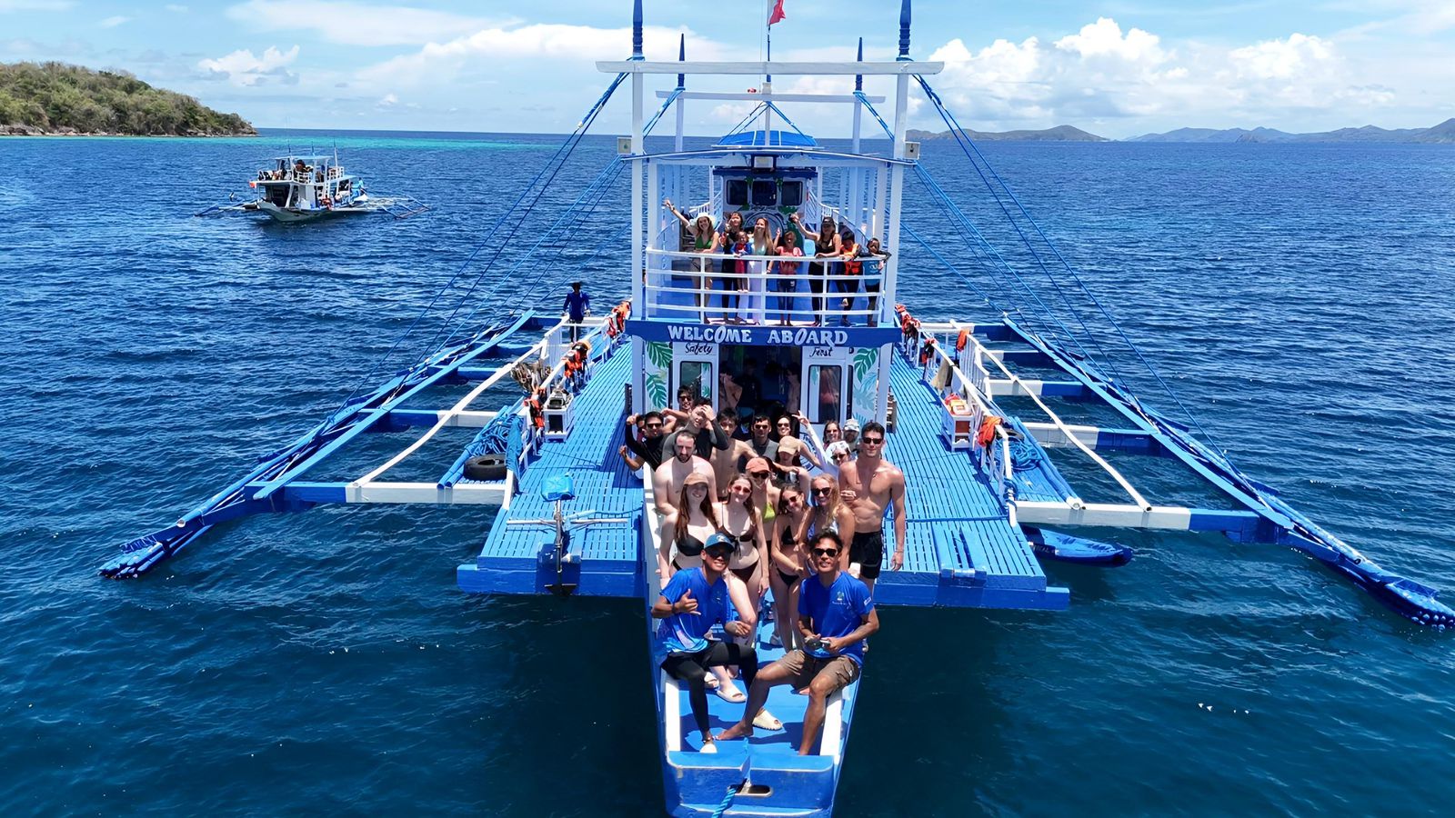 Groupe de voyageurs à l'avant d'un bateau d'expédition entre El Nido et Coron
