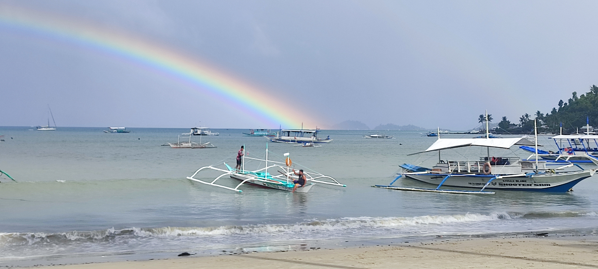 Bangkas au mouillage sous un arc-en-ciel, Palawan