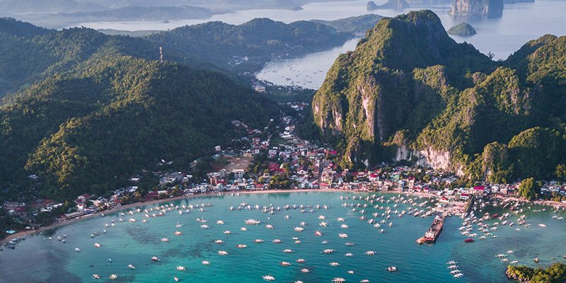 Vue aérienne d'El Nido Town et de sa baie