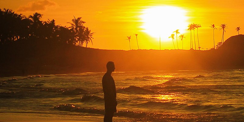 Silhouette face au coucher du soleil sur une plage de Palawan